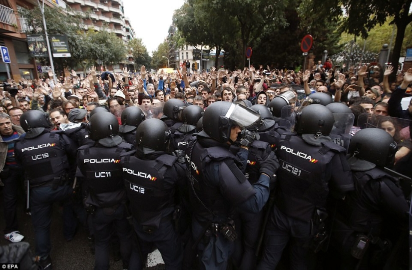 Referéndum de Cataluña: represión policial de los votantes