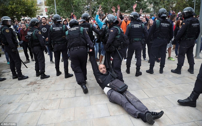 Referéndum de Cataluña: represión policial de los votantes
