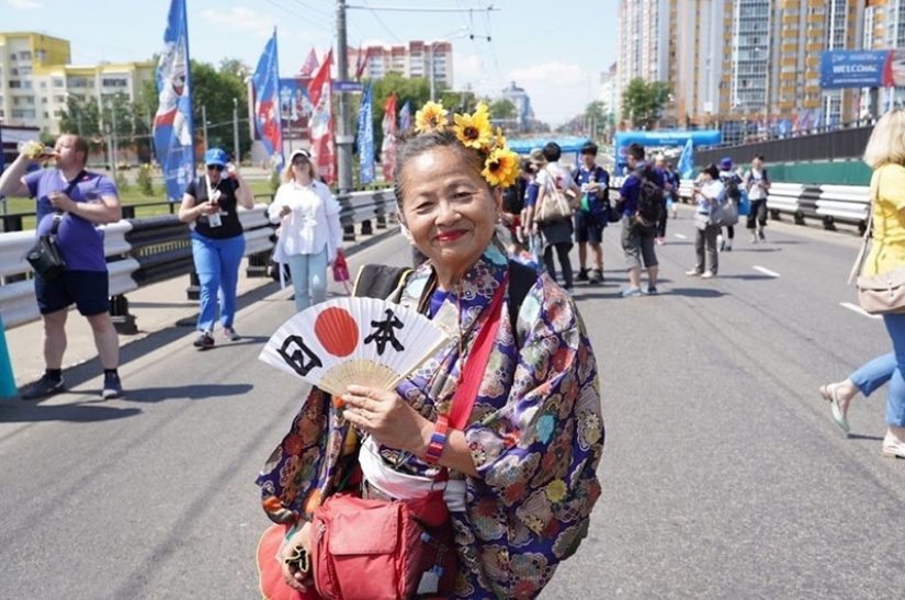 Regalo japonés: una abuela fanática le dio su kimono de la suerte a una animadora de Colombia después de un partido en Saransk