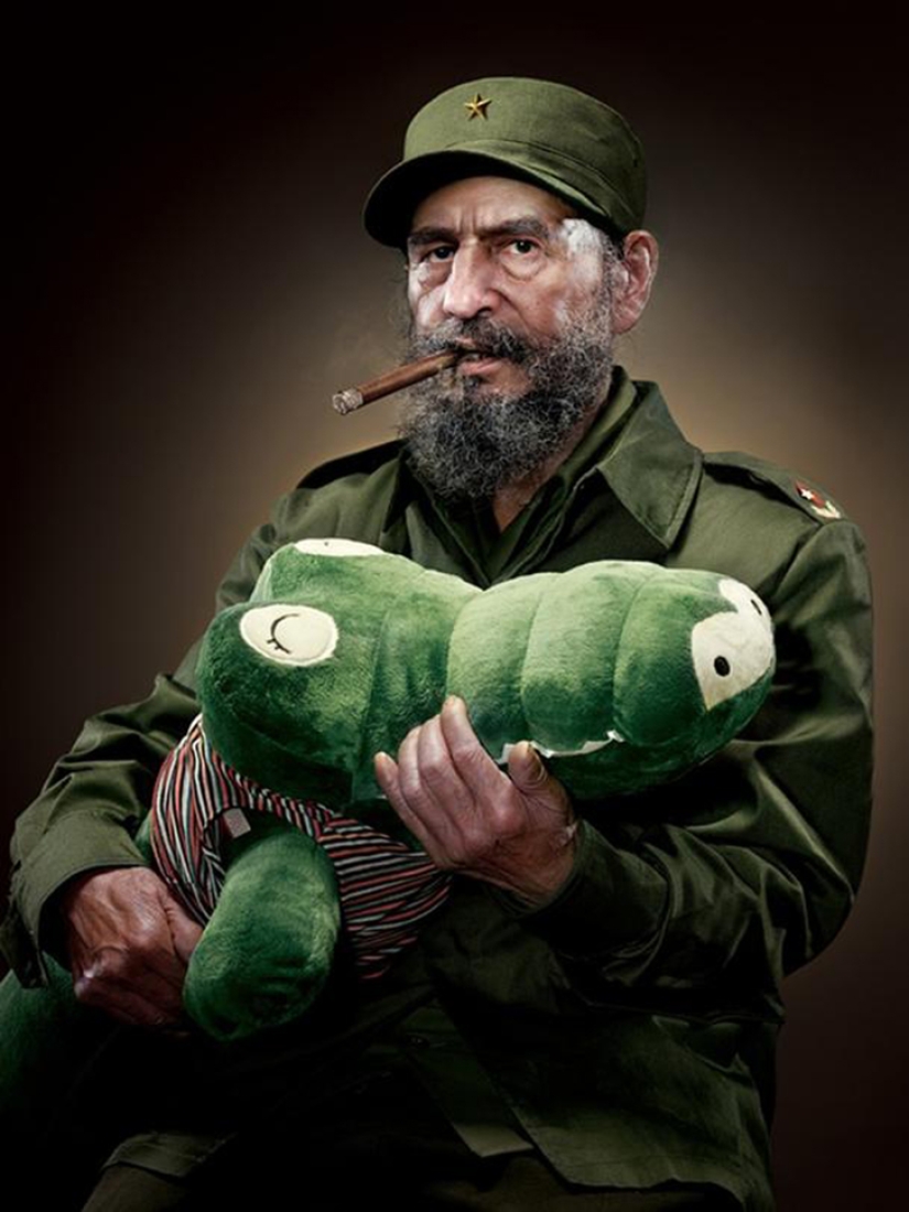 Retratos de dictadores mundiales abrazando peluches Retratos de dictadores mundiales abrazando peluches