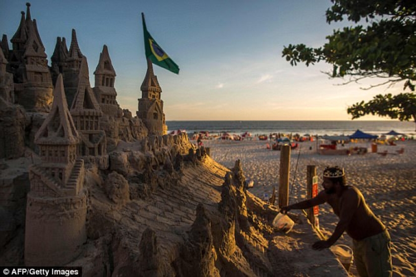 Rey de la playa: el brasileño lleva 22 años viviendo en un castillo de arena