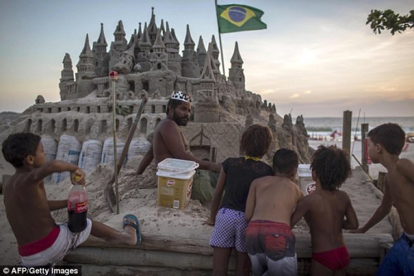Rey de la playa: el brasileño lleva 22 años viviendo en un castillo de arena