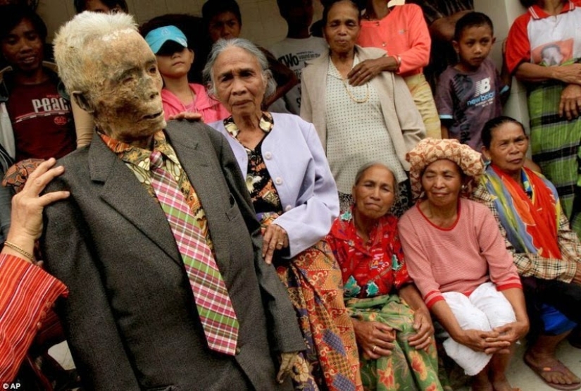 Rituales funerarios inusuales en Indonesia