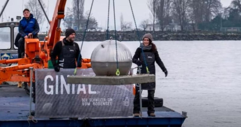 roban 230 litros de ginebra del fondo de un lago en Suiza
