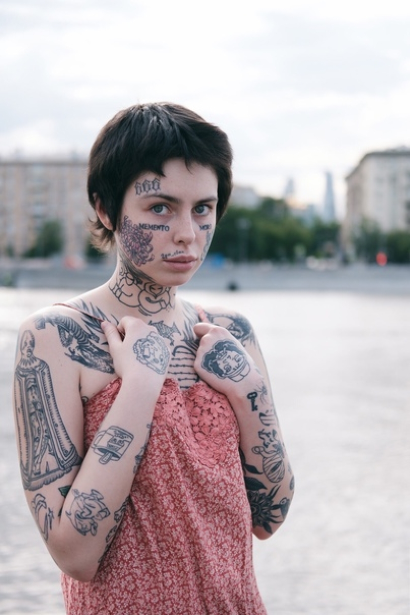 Russian thrash streamer staged a nude photo shoot at the temple and was expected to "hit"