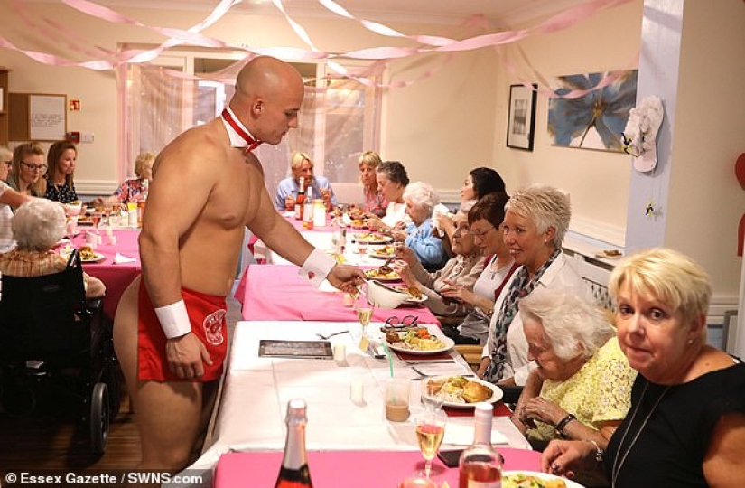Sacuda los viejos tiempos: las abuelas de un hogar de ancianos británico organizaron una fiesta con camareros desnudos Sacuda los viejos tiempos: las abuelas de un hogar de ancianos británico organizaron una fiesta con camareros desnudos