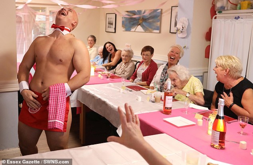Sacuda los viejos tiempos: las abuelas de un hogar de ancianos británico organizaron una fiesta con camareros desnudos Sacuda los viejos tiempos: las abuelas de un hogar de ancianos británico organizaron una fiesta con camareros desnudos