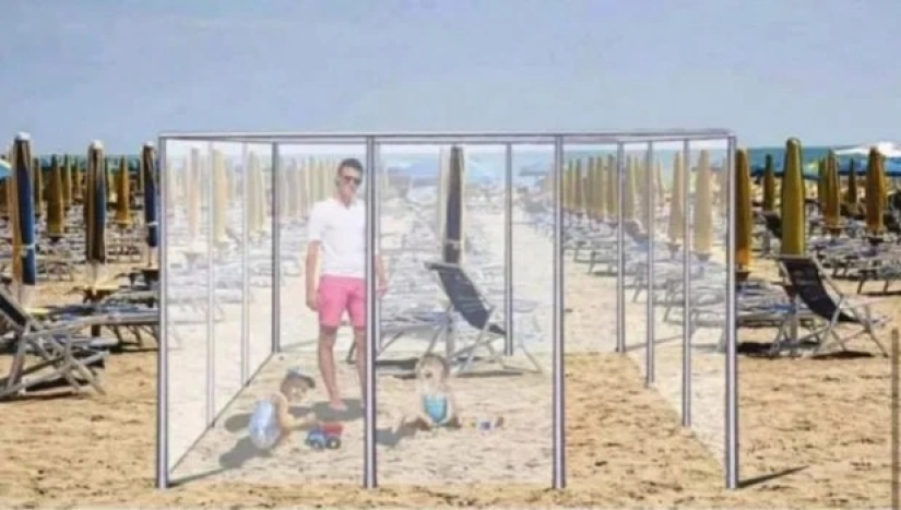 Safety box: plexiglass boxes were invented in Italy for beach holidays during the pandemic Safety box: plexiglass boxes were invented in Italy for beach holidays during the pandemic