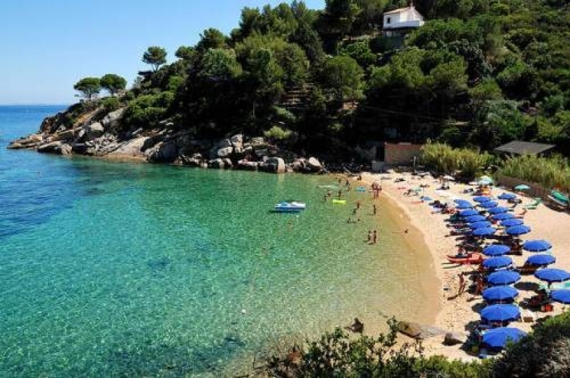 Safety box: plexiglass boxes were invented in Italy for beach holidays during the pandemic Safety box: plexiglass boxes were invented in Italy for beach holidays during the pandemic