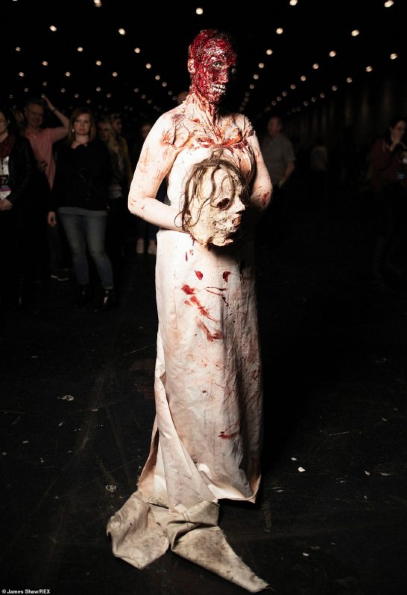 Sangre, cabezas cortadas y caras espeluznantes: la fiesta de los" muertos vivientes " se ha extinguido en Londres Sangre, cabezas cortadas y caras espeluznantes: la fiesta de los" muertos vivientes " se ha extinguido en Londres