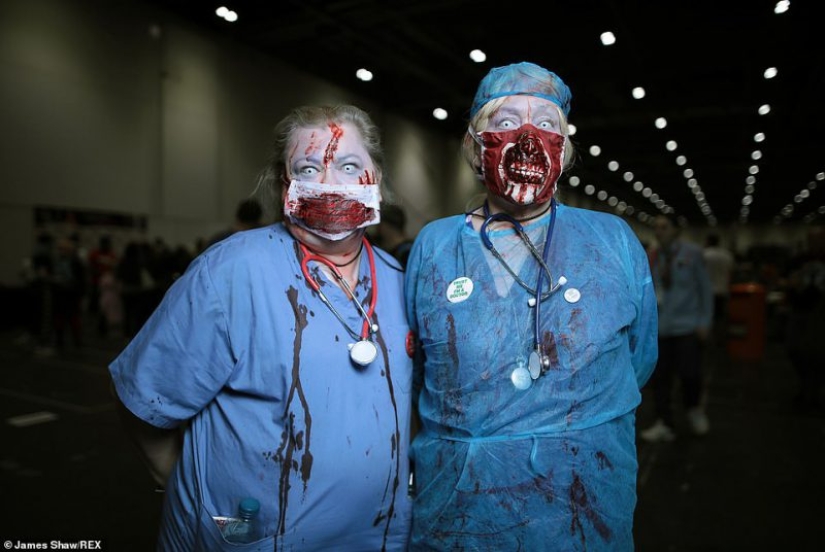 Sangre, cabezas cortadas y caras espeluznantes: la fiesta de los" muertos vivientes " se ha extinguido en Londres Sangre, cabezas cortadas y caras espeluznantes: la fiesta de los" muertos vivientes " se ha extinguido en Londres