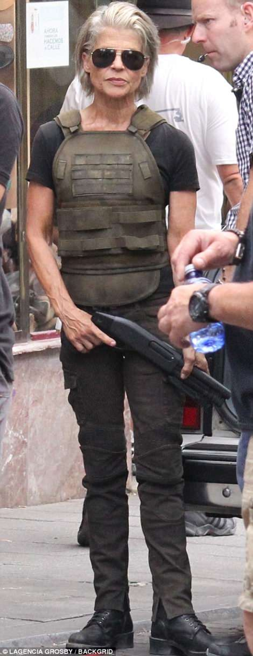 Sarah Connor está de vuelta: Linda Hamilton, de 61 años, está lista para matar cyborgs nuevamente en el set de la nueva "Terminator"