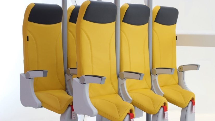 "Súbete a la silla y vuela de pie": aparecerán lugares de pie en las aerolíneas de bajo costo