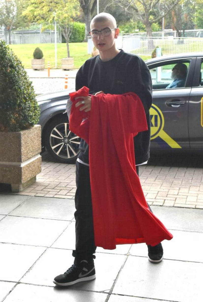 Scandalous Irish singer Sinead O'Connor appeared on a TV show in an Islamic outfit Scandalous Irish singer Sinead O'Connor appeared on a TV show in an Islamic outfit