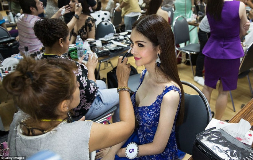 Se llevó a cabo un concurso de belleza en Pattaya entre hermosas damas que... nacieron hombres Se llevó a cabo un concurso de belleza en Pattaya entre hermosas damas que... nacieron hombres