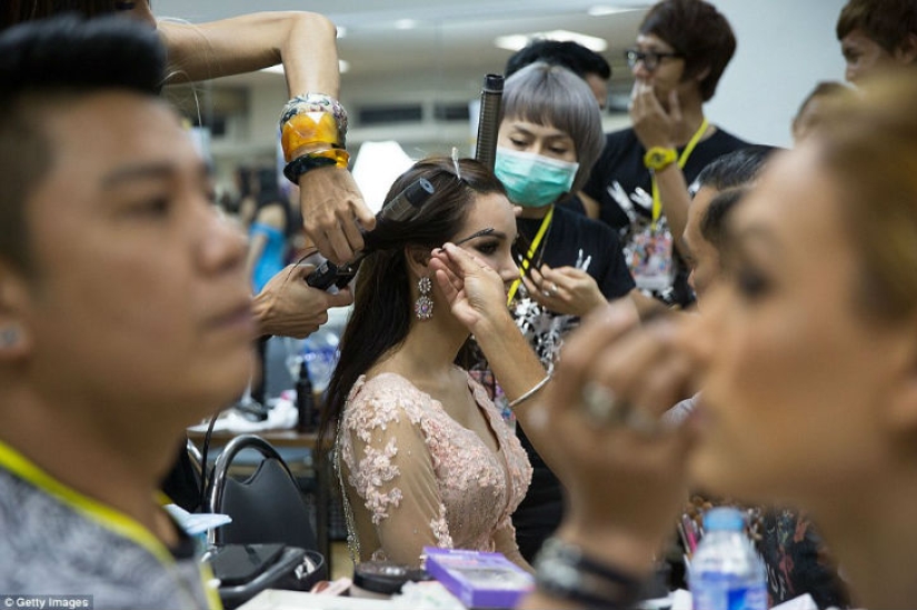 Se llevó a cabo un concurso de belleza en Pattaya entre hermosas damas que... nacieron hombres Se llevó a cabo un concurso de belleza en Pattaya entre hermosas damas que... nacieron hombres