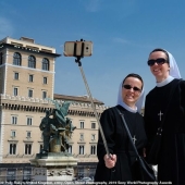 Selfies de monjas, fascinante iceberg y libertinaje en Jerusalén: quién será el ganador de los Sony World Photography Awards 2019