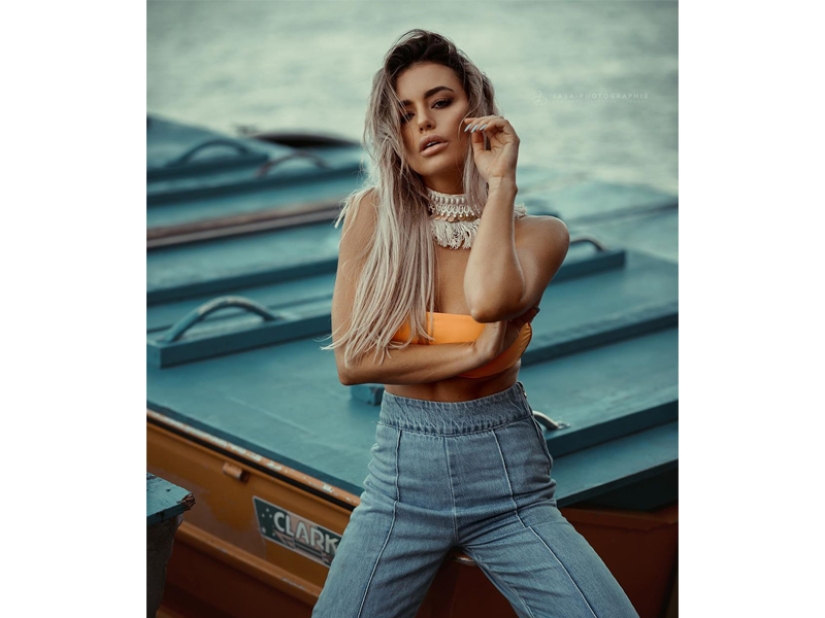 Sensual pictures of beautiful girls by Julien Fischer
