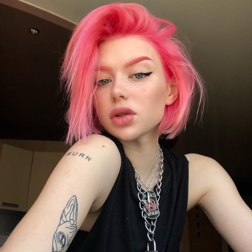 "Sexo y punk rock": 15 fotos del encantador baterista del grupo de San Petersburgo "Kis-Kis"