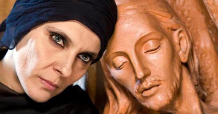 Shaved head and friendship with homeless people: how Adriano Celentano's youngest daughter grew up Shaved head and friendship with homeless people: how Adriano Celentano's youngest daughter grew up