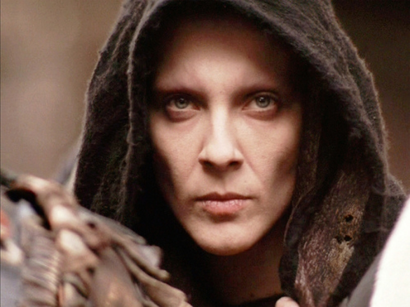 Shaved head and friendship with homeless people: how Adriano Celentano's youngest daughter grew up Shaved head and friendship with homeless people: how Adriano Celentano's youngest daughter grew up