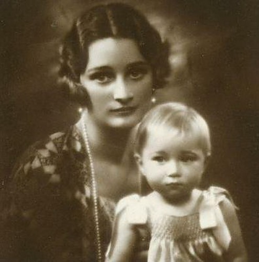 Short skirts, blush on the knees, lips with a bow: what were the flappers, young rebels of the "roaring 20s"