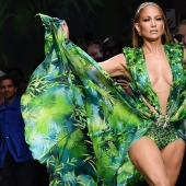 Siempre hermosa: Jennifer Lopez, de 50 años, brilló en Milán con un atuendo verde, como hace 19 años