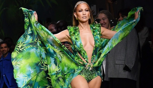 Siempre hermosa: Jennifer Lopez, de 50 años, brilló en Milán con un atuendo verde, como hace 19 años