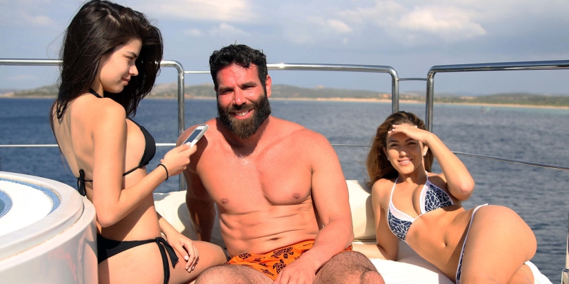 "Sin complejos, sin ropa, sin amigos feos": instrucciones sobre cómo llegar a una fiesta de playboy "Sin complejos, sin ropa, sin amigos feos": instrucciones sobre cómo llegar a una fiesta de playboy