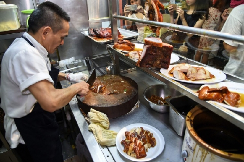 Singapore street food vendor gets Michelin star