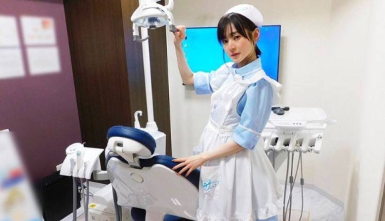 Sirvientas de anime trabajan en uno de los dentistas de Tokio