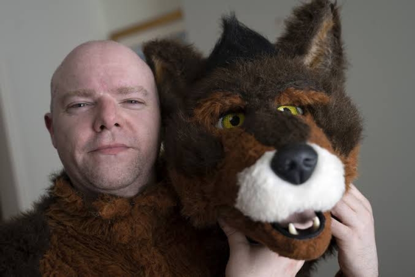 Sólo viviendo perro está mordiendo el hombre: que se considera a sí mismo un perro