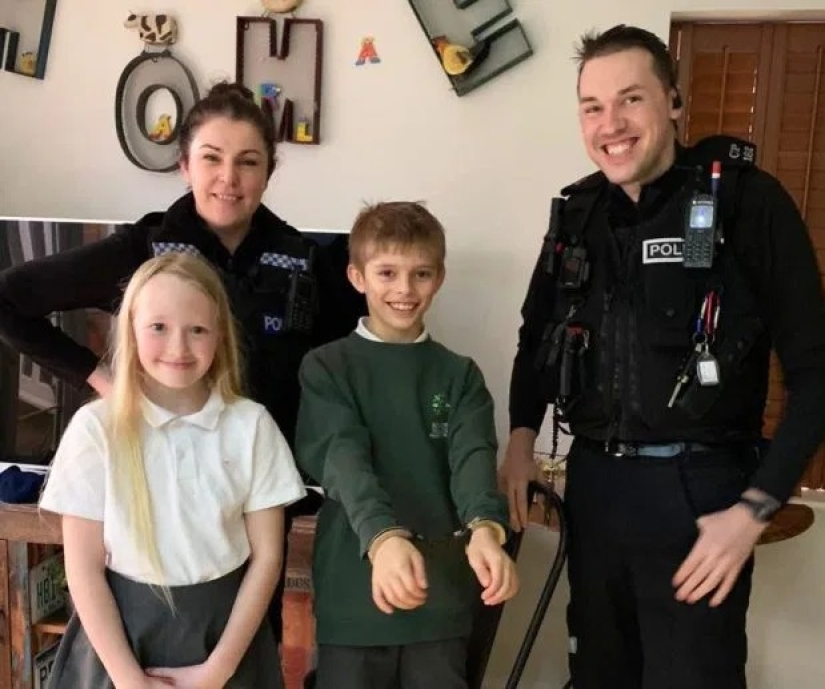 Small, but remote: a 10-year-old karate student detained a gang of three robbers Small, but remote: a 10-year-old karate student detained a gang of three robbers