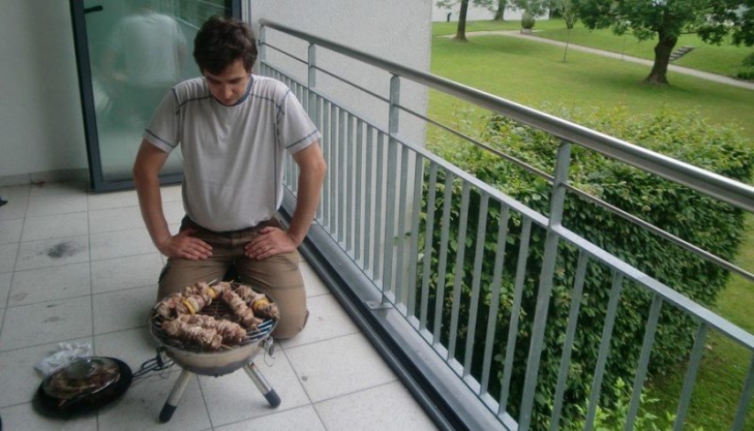 Smoking and cooking kebabs on balconies have been banned in Russia Smoking and cooking kebabs on balconies have been banned in Russia