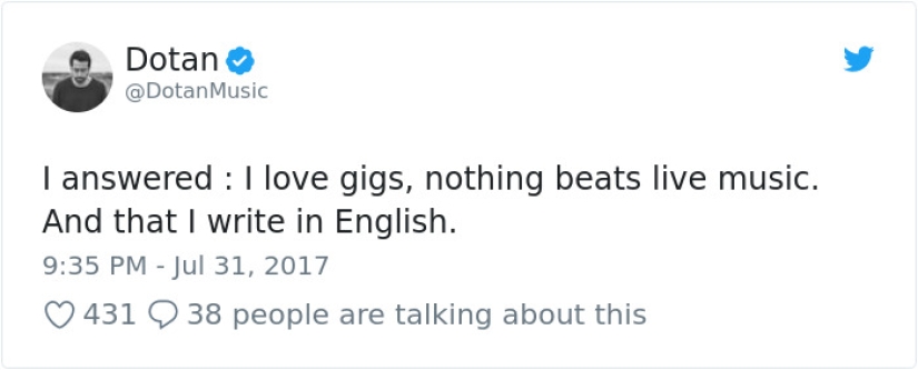 "So it's me": the girl listened to music all the way, unaware that her performer was sitting in the next chair "So it's me": the girl listened to music all the way, unaware that her performer was sitting in the next chair