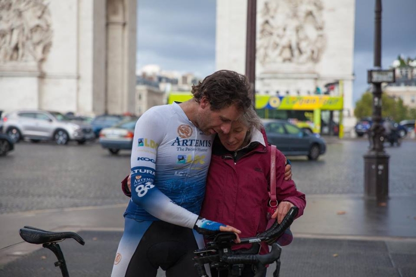 Sobre dos ruedas alrededor del mundo: ciclista establece récord mundial en solo 79 días