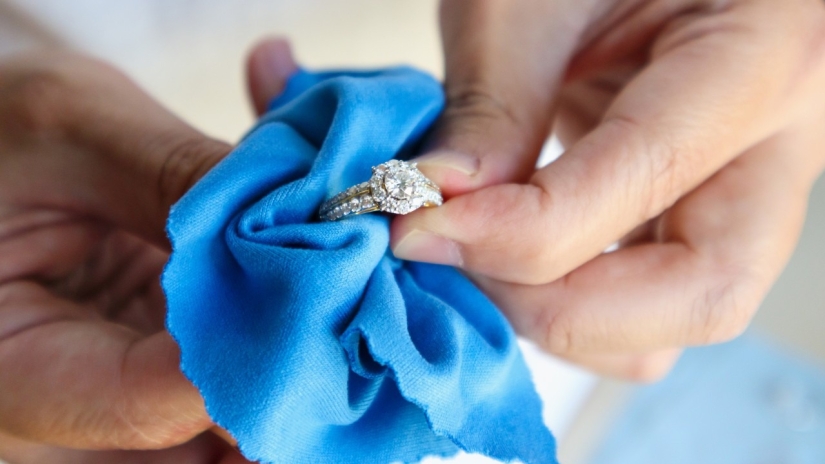 Soda, foil, boiling water: here is a great way to quickly and effectively clean jewelry