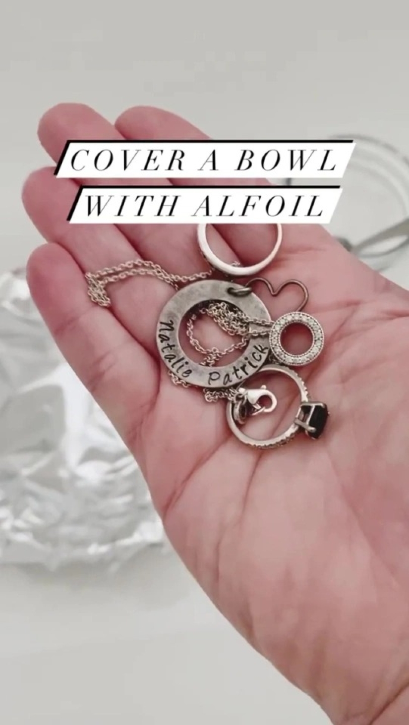 Soda, foil, boiling water: here is a great way to quickly and effectively clean jewelry