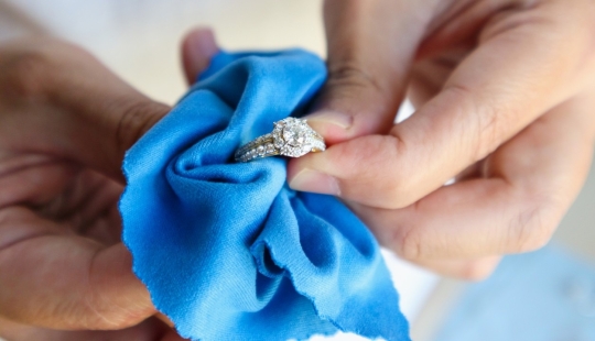 Soda, foil, boiling water: here is a great way to quickly and effectively clean jewelry
