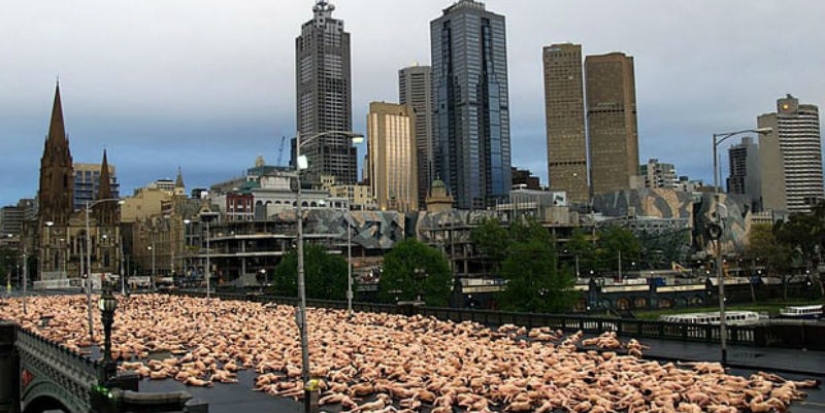 Spencer Tunick volverá a desnudar a todos en las calles de Melbourne, a pesar del clima