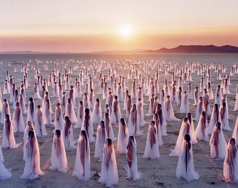 Spencer Tunick will undress everyone again on the streets of Melbourne, despite the weather