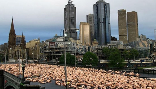 Spencer Tunick will undress everyone again on the streets of Melbourne, despite the weather Spencer Tunick will undress everyone again on the streets of Melbourne, despite the weather
