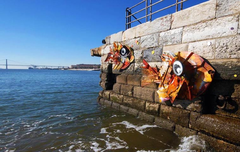 Stunning street art in the form of animals made entirely from garbage Stunning street art in the form of animals made entirely from garbage