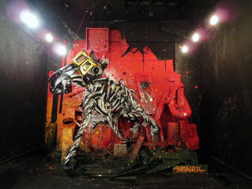 Stunning street art in the form of animals made entirely from garbage Stunning street art in the form of animals made entirely from garbage