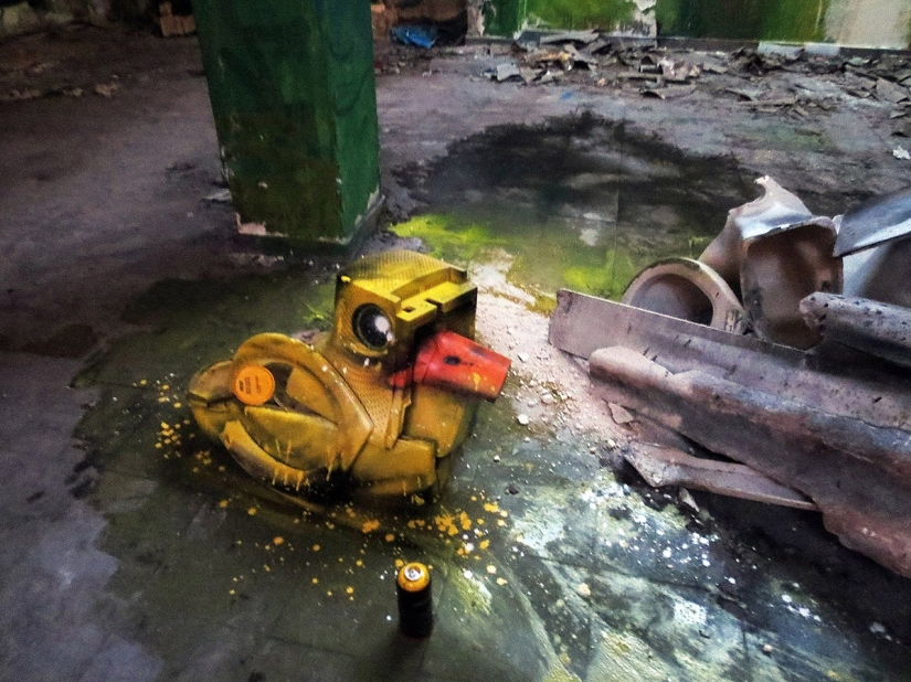 Stunning street art in the form of animals made entirely from garbage Stunning street art in the form of animals made entirely from garbage