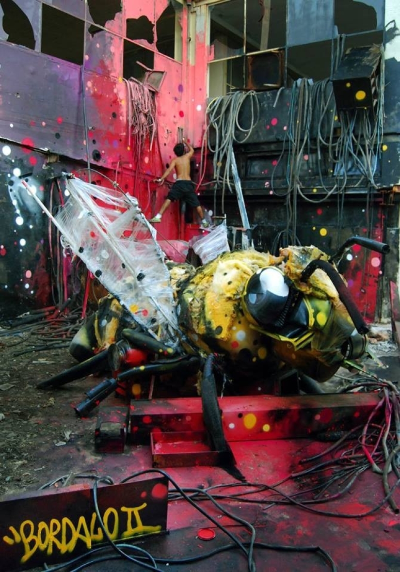 Stunning street art in the form of animals made entirely from garbage Stunning street art in the form of animals made entirely from garbage