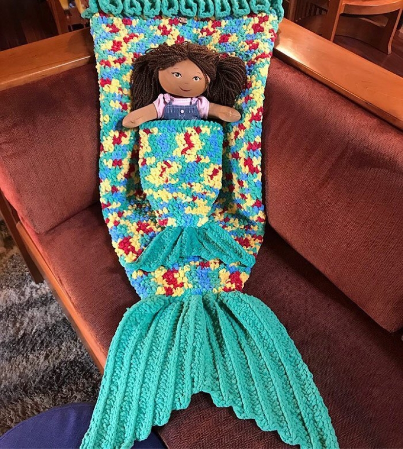Success story: thousands of people watch an orphan from Ethiopia knitting