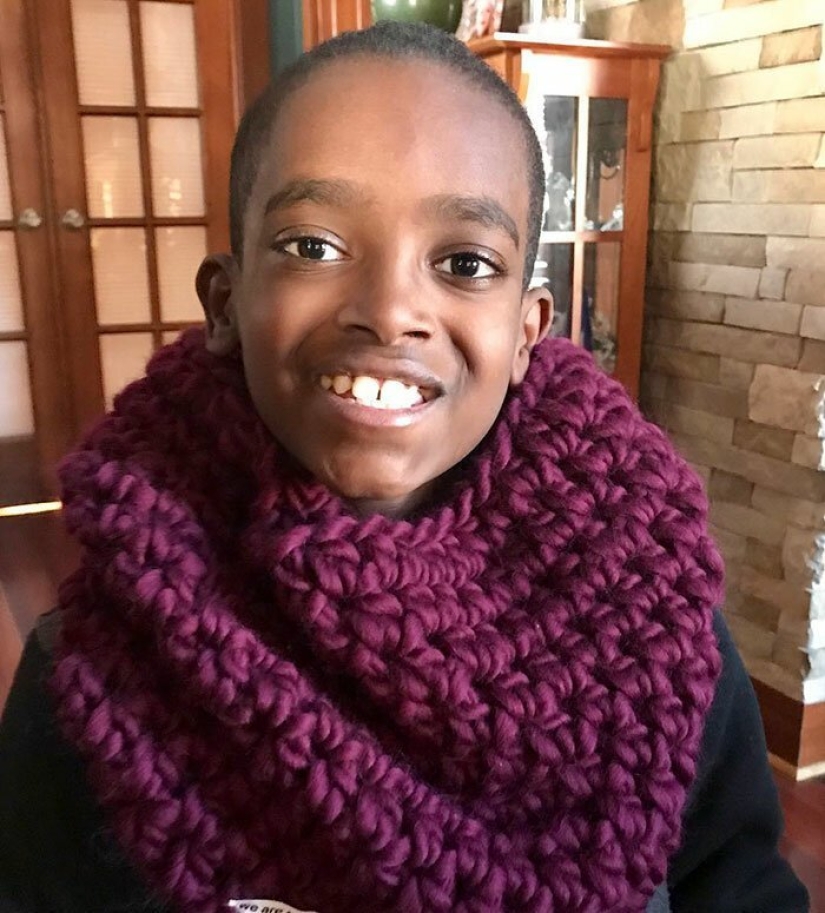 Success story: thousands of people watch an orphan from Ethiopia knitting