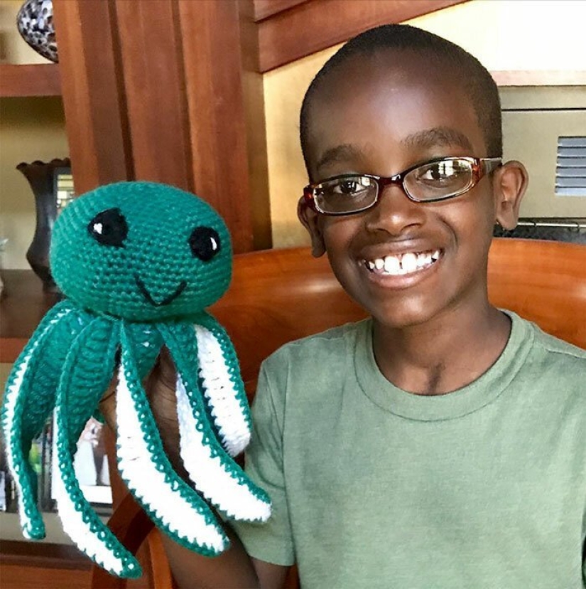 Success story: thousands of people watch an orphan from Ethiopia knitting