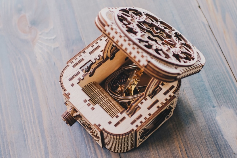 Surprises big and small: how to please your woman for the New Year